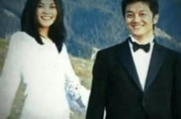 王菲李亚鹏15年前婚纱照疑曝光？网友：看起来好假，p的吧