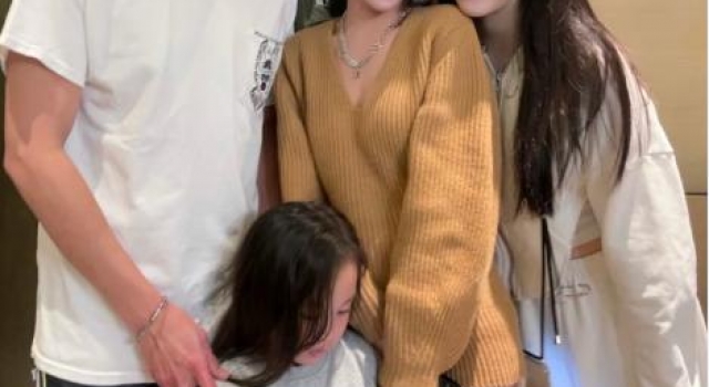 黄宗泽与多名网红共进晚餐，胡子拉碴显憔悴，夹在中间一脸尴尬