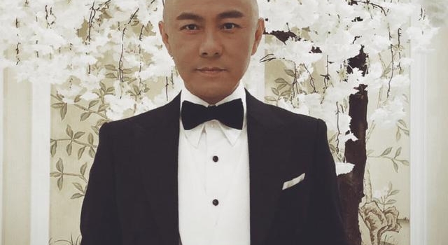 55岁张卫健曝近况，弟弟死后全力陪伴母亲，为此与妻分居近1年