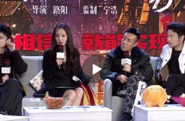 34岁杨幂宣传《刺杀小说家》，造型似“媚狐狸”，发际线是硬伤