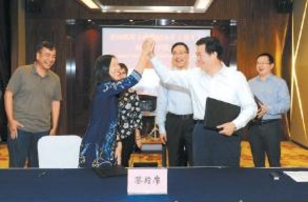 这部纪录片曾影响美国对华政策，冒死拍下的画面却神秘失踪……