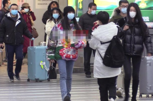 星女郎林允素质低下？不顾马路栏杆阻挡，凌晨翻越护栏遭网友围攻