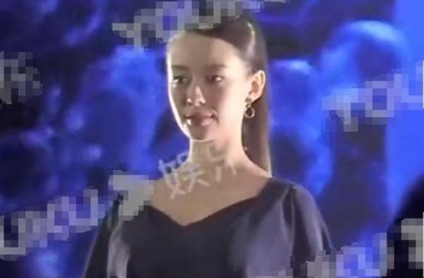 吉娜挺8月孕肚拍广告，穿紧身裙身材纤细，孕6月腰围仅53公分