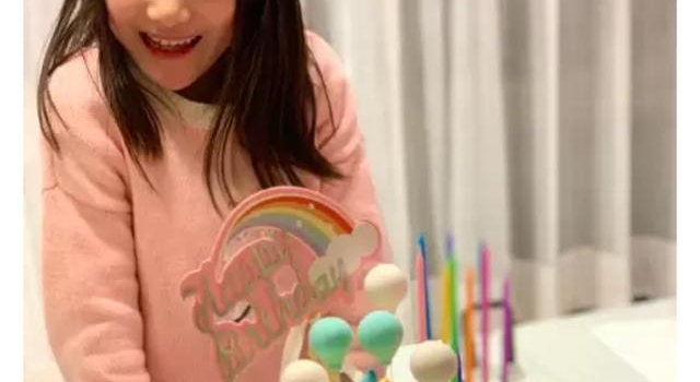 李小鹏罕晒女儿近照，奥莉眼袋大容貌显成熟，变化大到网友认不出