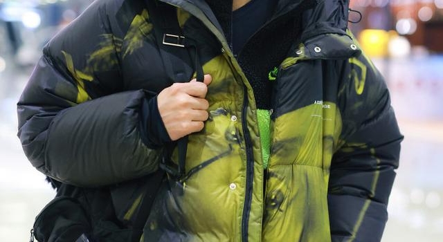 张丹峰离婚风波后独自现身上海 穿扎染外套变潮男