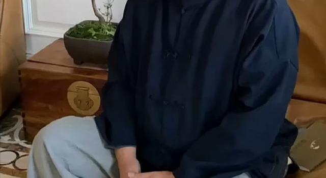 张纪中与6岁儿子玩闹，被无情吐槽不刮胡子后，翻白眼吓坏网友
