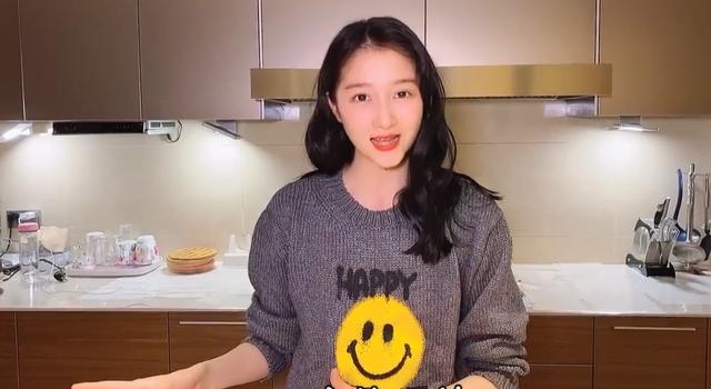 关晓彤官宣榨菜代言！一包仅卖一块钱，网友：史上最便宜明星同款