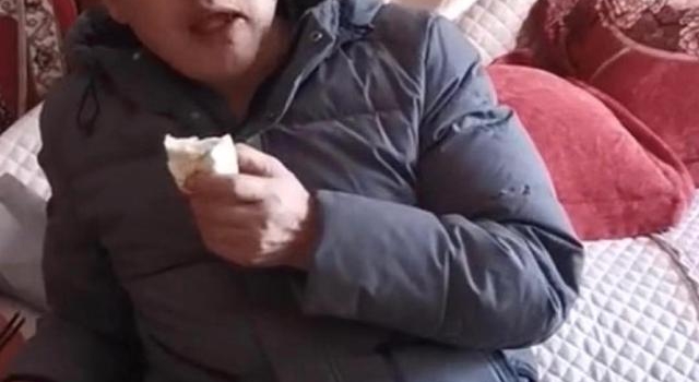 吃饭都管？大衣哥坐地上吃饭遭嘲，网友：身后家具是亮点