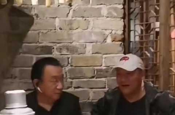 谢东和侯耀华聚餐很亲热，叫对方二哥，网友：比侯耀华更像侯宝林