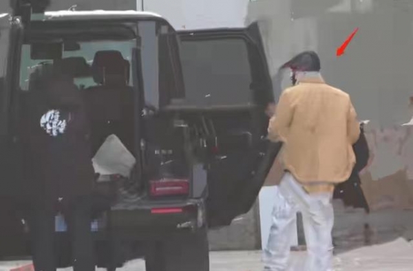 王宝强带10岁儿子罕见露面！开百万豪车现身工作室引发关注