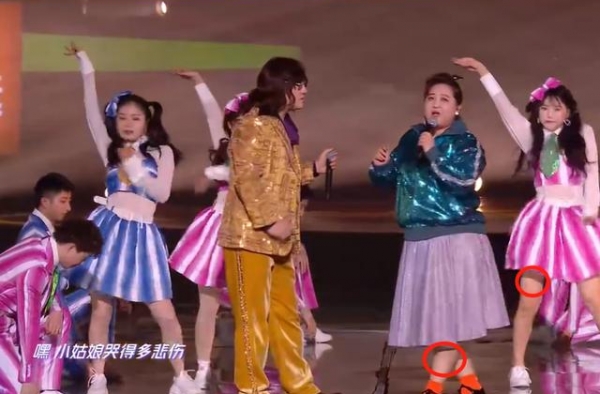 38岁贾玲又长胖了？小腿和舞伴大腿一样粗，如今腰身比沈腾还宽