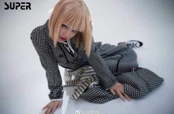 马思纯扮机车女郎，金发造型叛逆性感，太苗条网友直呼认不出