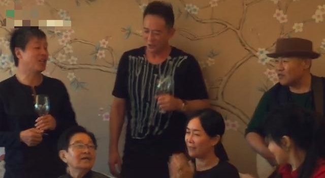 谷建芬与众弟子罕聚会，那英坐中间领唱其新歌，却不见毛阿敏身影