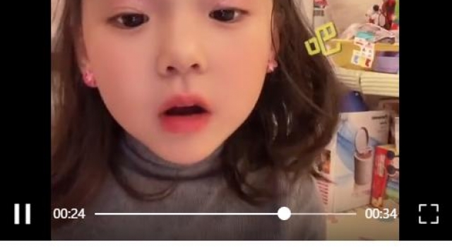 董璇4岁女儿化妆臭美，樱桃小嘴鹅蛋脸，长相软糯可爱比妈妈更美