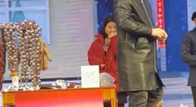 赵本山徒弟现身春晚彩排，舞台上抠鼻子剔牙齿，被批：干啥的都有