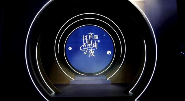 开年最强红毯！都拼了，女星争着秀出事业线，金晨“又美又欲”