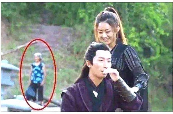 穿运动鞋拍古装戏很常见，全看现场是否自律丨业内说