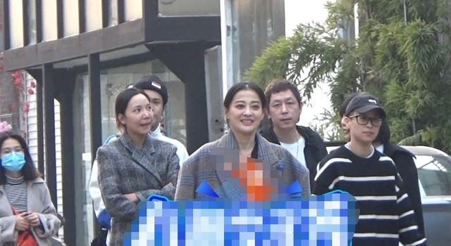 45岁梅婷大冷天露背拍片，金色高跟配丝袜显土气，脖子颈纹明显