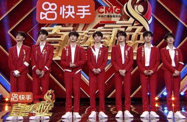 时代少年团亮相《直通春晚》吊发杂技再现舞台