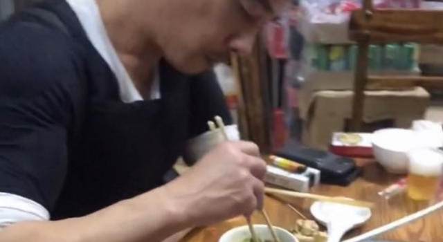 53岁陈小春吃苍蝇馆子，憔悴太多老难认，穿着朴素无人认出