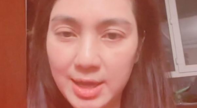 50岁洪欣素颜憔悴认不出，家里装修简陋贴喜字，女儿从小穿旧衣
