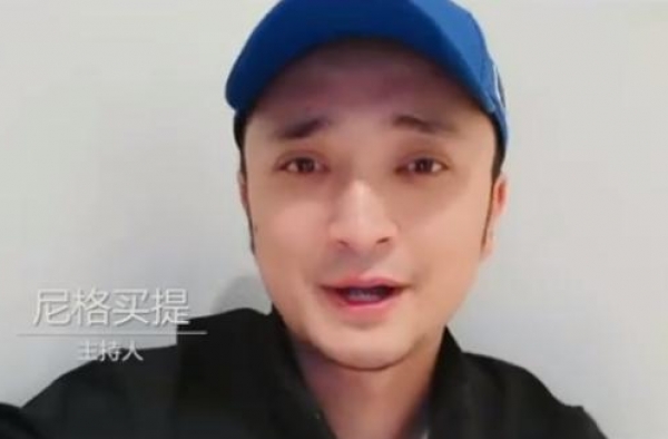 尼格买提观影哭到凌晨三点，双眼红肿疲惫，曾因母亲入院深夜痛哭