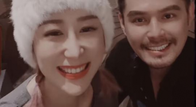 陈浩民老婆与男闺蜜亲密互动，满脸笑容挨超近，网友称老公会吃醋