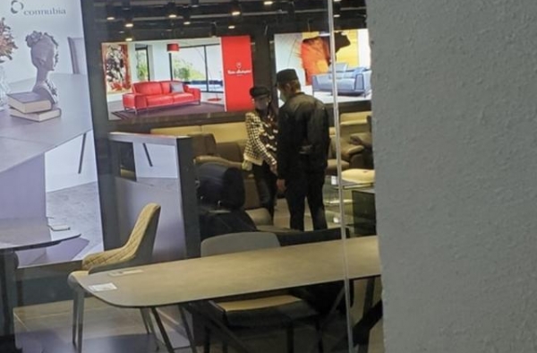 郭富城夫妻逛家具店，瘫倒沙发不顾形象，方媛脖子挂一条万元围巾
