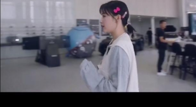 知名女星买豪车太阔气，一个包价值3万，上节目住宅却曝全靠租？