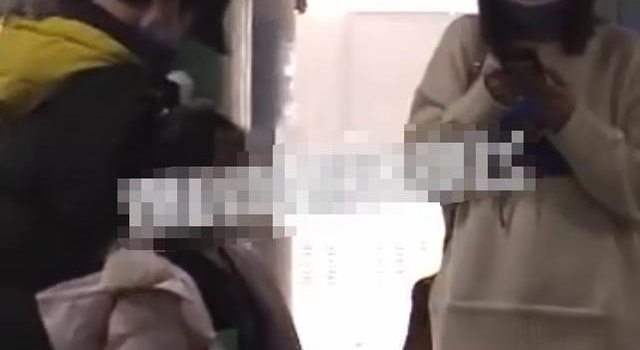 张亮寇静复婚？同乘一班飞机回家，离婚三年互动如常，被指假离婚