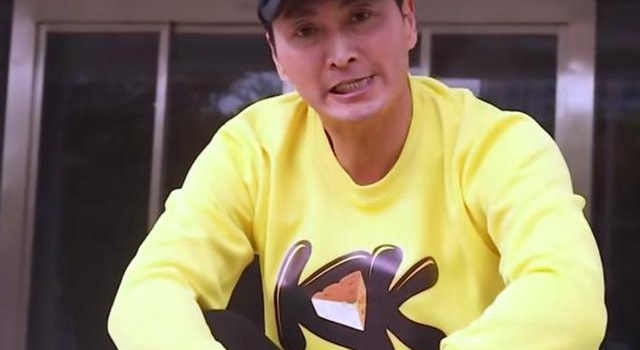 61岁何家劲衣着朴素坐台阶，为赚钱办工厂卖货？曾出演最帅展昭