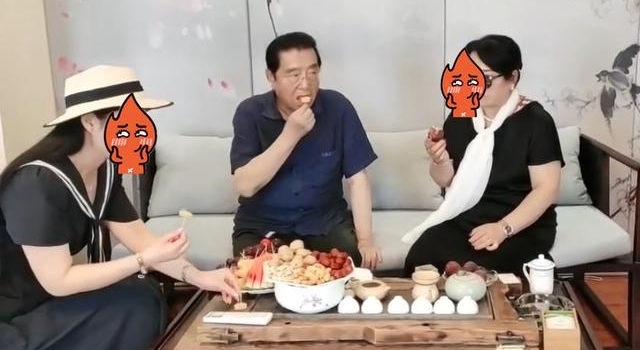 82岁李双江与两美女聚会，行为动作显迟缓，网友叹他被儿子毁了