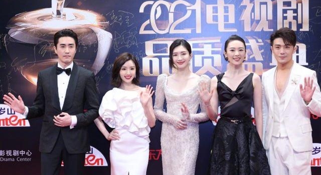 群星红毯无修图：蒋欣壮得像怀孕，倪妮王鸥罕见性感，杨紫妆太浓