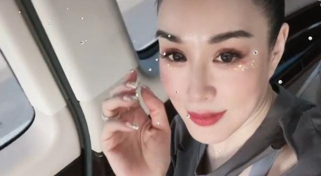 50岁钟丽缇穿镂空上衣，嘟嘴比心超妩媚，网友却称：脖子好吓人
