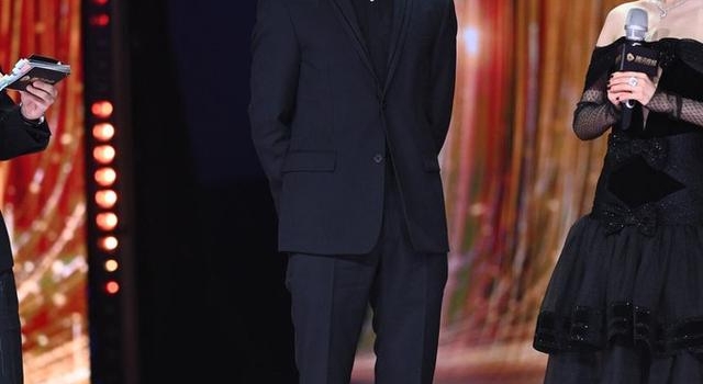 杨幂翻车了？穿黑色蛋糕裙显胯宽腿短，刘亦菲穿蓝色拖地纱裙完胜