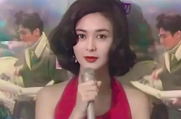 两位大美人的美貌一直被比较，还是关之琳更胜一筹